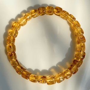 Witchhaven, Dominika Marx, handgefertigtes Armband aus natürlichen goldgelben Bernsteinperlen auf elastischem Band, spiritueller Schmuck für Aura Reinigung und Lebensfreude, energetisch gereinigtes Bernstein Armband