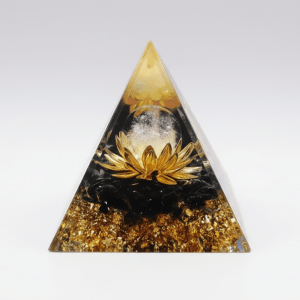 Witchhaven, Dominika Marx, Lotus Obsidian Pyramide mit goldener Lotusblume und Kristallen, energetischer Schutz und Fülle Anker, spirituelle Raumdeko für Meditation, energetisch gereinigte Edelstein Pyramide