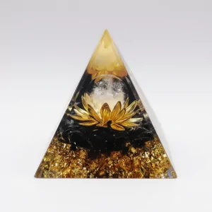 Witchhaven, Dominika Marx, Lotus Obsidian Pyramide mit goldener Lotusblume und Kristallen, energetischer Schutz und Fülle Anker, spirituelle Raumdeko für Meditation, energetisch gereinigte Edelstein Pyramide