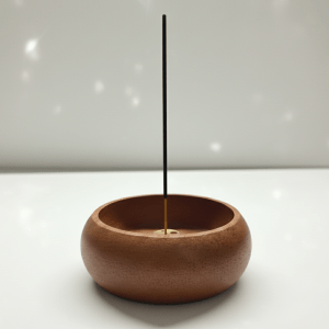 Witchhaven, Dominika Marx, abgerundeter Räucherstäbchenhalter aus Massivholz mit Messing Multi-Loch-Einsatz, kompakte Holzschale für die Meditation, spirituelles Zubehör für energetische Reinigung, handliches Design für Räucherrituale