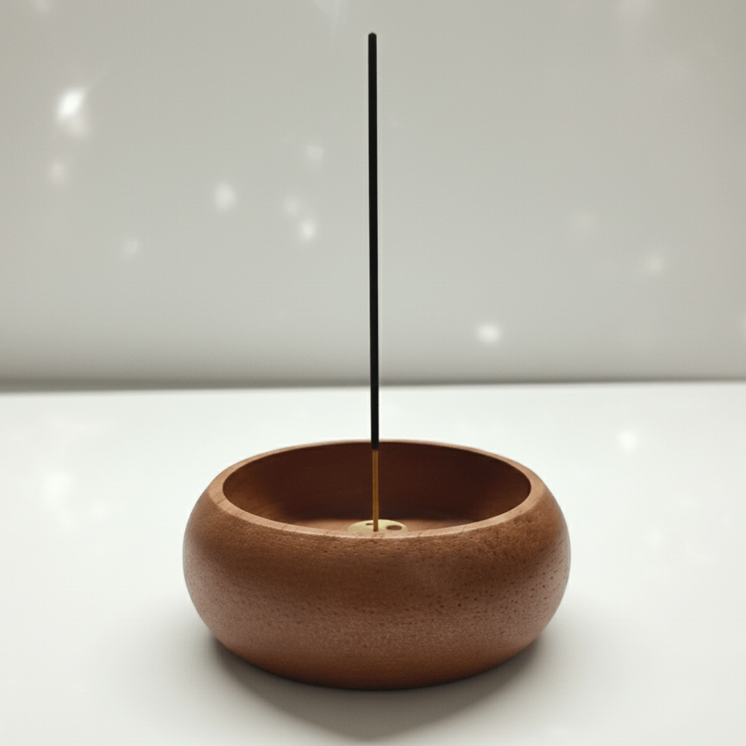 Witchhaven, Dominika Marx, abgerundeter Räucherstäbchenhalter aus Massivholz mit Messing Multi-Loch-Einsatz, kompakte Holzschale für die Meditation, spirituelles Zubehör für energetische Reinigung, handliches Design für Räucherrituale