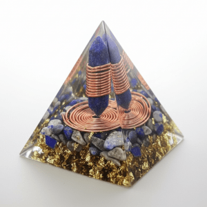 Witchhaven, Dominika Marx, handgefertigte Orgon Pyramide mit Lapislazuli Kristallspitze und Kupferdrahtspule, energetisches Schutzobjekt für das Dritte Auge, spirituelle Altar Deko für Weisheit und Klarheit, energetisch gereinigte Lapislazuli Pyramide