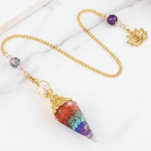 Witchhaven, Dominika Marx, hexagonales 7 Chakren Edelstein Pendel mit bunten Naturbruchsteinen in Kunstharz, goldfarbene Kette mit Lotus und meditierender Figur, spirituelles Werkzeug für Weissagung und Chakra Arbeit, energetisch gereinigtes Pendel