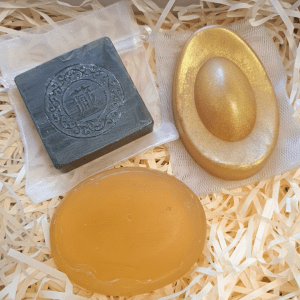 Witchhaven, Dominika Marx, handgefertigtes Luxus Seifen Set mit drei verschiedenen Seifen in einer weißen Geschenkbox, tibetische Kräuterseife, runde Sandelholzseife und goldene Yuanbao Seife, spirituelle Hautpflege mit ätherischen Ölen, energetisch gereinigtes Geschenkset