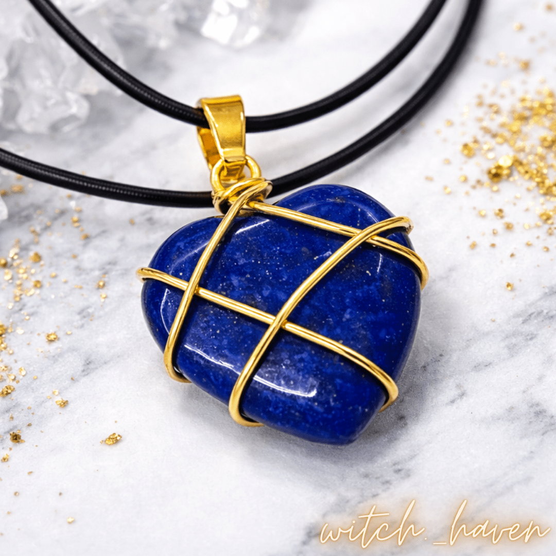 Witchhaven, Dominika Marx, handgefertigte Lapislazuli Herz Halskette mit goldener Drahtwicklung, tiefblauer Naturstein Anhänger für Weisheit und Selbstvertrauen, spiritueller Schmuck energetisch gereinigt, Herzanhänger aus Lapislazuli an goldfarbener Kette