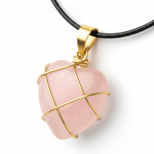 Witchhaven, Dominika Marx, handgefertigte Rosenquarz Herz Halskette mit goldener Drahtwicklung, zartrosa Naturstein Anhänger für Liebe und Selbstfürsorge, spiritueller Schmuck energetisch gereinigt, Herzanhänger aus Rosenquarz an goldfarbener Kette