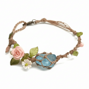 Witchhaven, Dominika Marx, handgewebtes blaues Armband Ozean Magie mit echtem Bergkristall, spiritueller Schmuck mit Blütenmotiven, energetisch gereinigtes Heilstein Armband für Klarheit und Fokus, handgemachtes Unikat aus Naturfasern