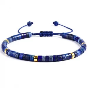 Witchhaven, Dominika Marx, handgefertigtes Lapislazuli Edelstein Armband in Blau mit goldfarbenen Akzenten, filigraner Boho Schmuck für Gelassenheit und Fokus, energetisch gereinigtes Naturstein Armband mit Schiebeknoten, verstellbares Unikat