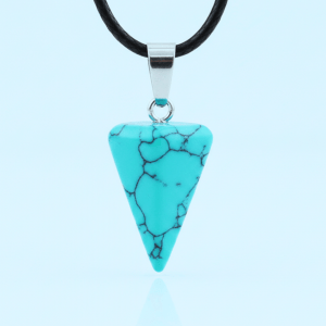 Witchhaven, Dominika Marx, selbstgemachter Lapislazuli Pyramiden Anhänger in Hexagon Form, tiefblauer Naturstein aus Chile, spiritueller Schmuck für Fokus und Intuition, energetisch gereinigter Halsanhänger an schwarzer Kordelkette, toskanische Inspiration