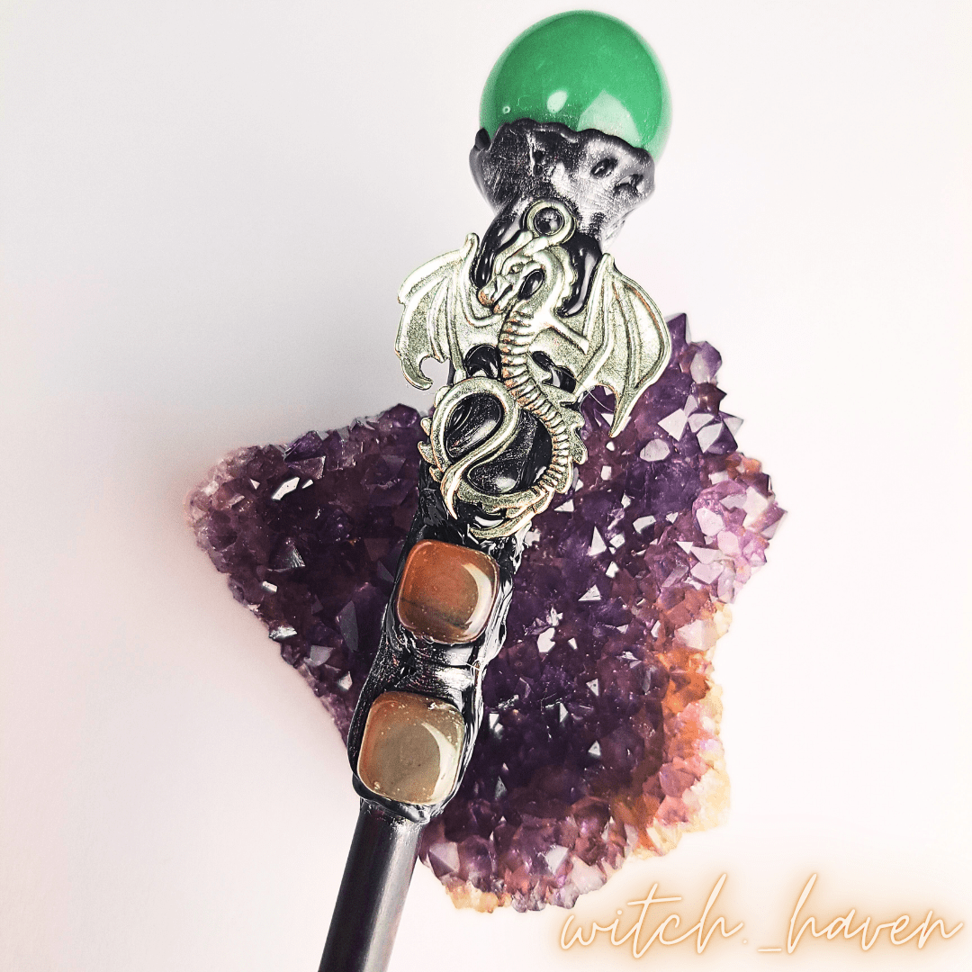 Witchhaven, Dominika Marx, Kristall Hexen Zauberstab, grüner Aventurin Spitze, handgefertigter Ritualstab aus Naturholz, geweihtes Magiewerkzeug, energetisch gereinigter Zauberstab, spirituelles Hilfsmittel für Rituale