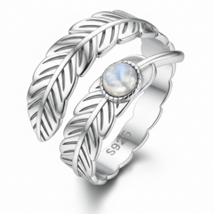 Witchhaven, Dominika Marx, verstellbarer S925 Sterling Silber Ring mit Engelsflügel Motiv und Mondstein, spiritueller Schmuck für Schutz und Intuition, handverlesener Edelsteinring im französischen Stil, energetisch gereinigter Unisex Silberring