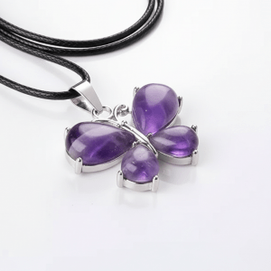 Witchhaven, Dominika Marx, Halskette mit Schmetterling Anhänger aus vier echten Amethyst Tropfen, violetter Naturstein Schmuck für Transformation und Schutz, energetisch gereinigter Amethyst Anhänger an schwarzer Kordelkette, spiritueller Begleiter