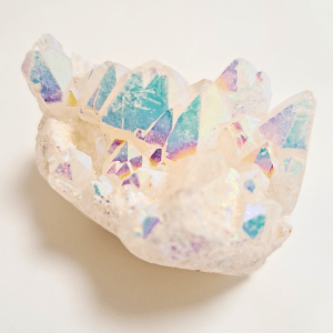 Witchhaven, Dominika Marx, schimmernde Engelsaura Quarz Geode mit Regenbogen Effekt, natürlicher Kristall Cluster zur energetischen Raumharmonisierung, spirituelles Lichtobjekt für die Meditation, energetisch gereinigte Aura Quarz Geode