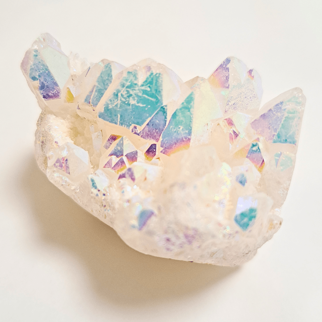 Witchhaven, Dominika Marx, schimmernde Engelsaura Quarz Geode mit Regenbogen Effekt, natürlicher Kristall Cluster zur energetischen Raumharmonisierung, spirituelles Lichtobjekt für die Meditation, energetisch gereinigte Aura Quarz Geode
