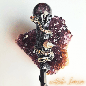 Witchhaven, Dominika Marx, Kristall Hexen Zauberstab, Amethyst Rohstein Spitze, handgefertigter Ritualstab, geweihtes Magiewerkzeug, energetisch gereinigter Zauberstab, spirituelles Hilfsmittel für Meditation und Intuition