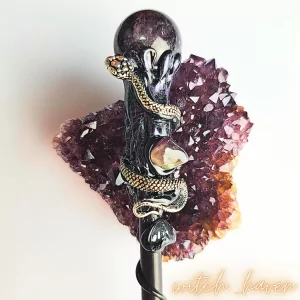 Witchhaven, Dominika Marx, Kristall Hexen Zauberstab, Amethyst Rohstein Spitze, handgefertigter Ritualstab, geweihtes Magiewerkzeug, energetisch gereinigter Zauberstab, spirituelles Hilfsmittel für Meditation und Intuition