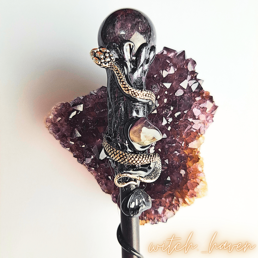Witchhaven, Dominika Marx, Kristall Hexen Zauberstab, Amethyst Rohstein Spitze, handgefertigter Ritualstab, geweihtes Magiewerkzeug, energetisch gereinigter Zauberstab, spirituelles Hilfsmittel für Meditation und Intuition