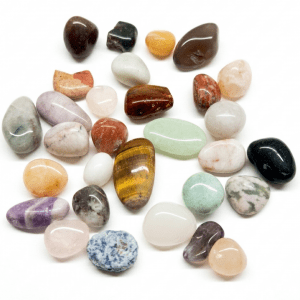 Witchhaven, Dominika Marx, 100g Mix aus bunten polierten Heilsteinen und Naturkristallen, Trommelsteine für Chakra Arbeit und Meditation, spirituelles Zubehör für Kristallgitter, energetisch gereinigte Heilsteine Sammlung