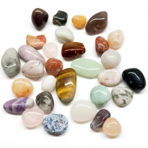 Witchhaven, Dominika Marx, 100g Mix aus bunten polierten Heilsteinen und Naturkristallen, Trommelsteine für Chakra Arbeit und Meditation, spirituelles Zubehör für Kristallgitter, energetisch gereinigte Heilsteine Sammlung