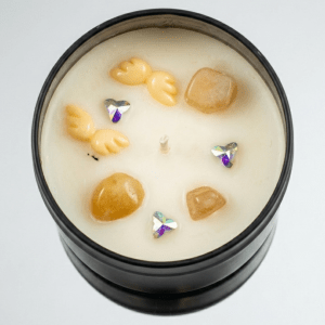 Orange Duftkerze Sojawachs mit echten Zitrin Edelsteinen Dominika Marx, handgemachte schwarze Dose mit fruchtigem Orangenduft, spiritueller Begleiter Raumharmonisierung Witchhaven, handgegossene vegane Kerze Altar Dekoration, rituelles Reinigungsritual Zitrin Edelsteinkerze, Heilsteine für Lebensfreude sowie Optimismus, exklusives Design magische Dekoration orange schwarz
