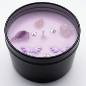 Lavendel Duftkerze Sojawachs mit echten Amethyst Edelsteinen Dominika Marx, handgemachte schwarze Dose mit beruhigendem Lavendelduft, spiritueller Begleiter Raumharmonisierung Witchhaven, handgegossene vegane Kerze Altar Dekoration, rituelles Reinigungsritual Amethyst Edelsteinkerze, Heilsteine für inneren Frieden sowie tiefe Entspannung, exklusives Design magische Dekoration lila schwarz