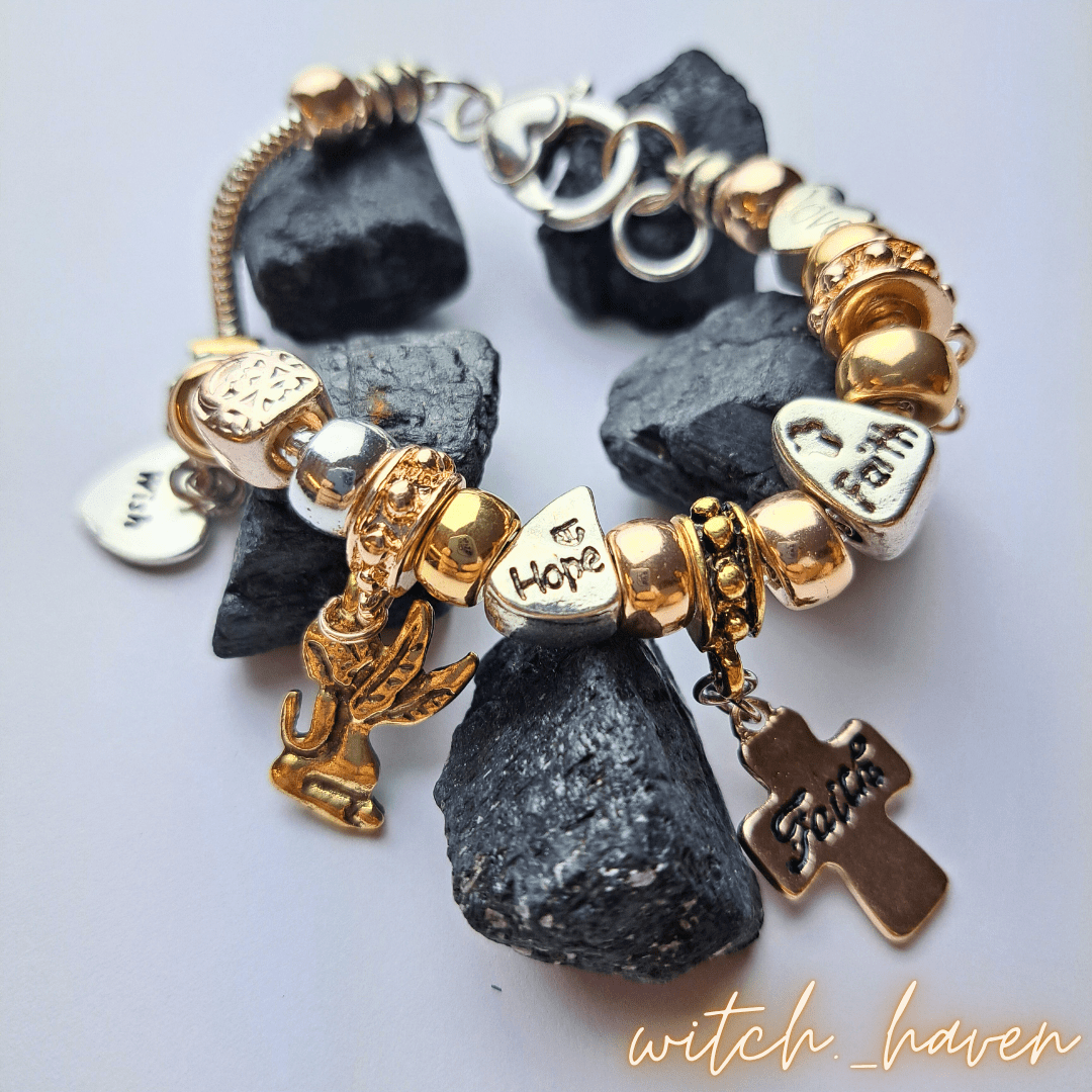 Witchhaven, Dominika Marx, Vintage Armband mit Anhängern, Kreuz Anhänger, Engel Anhänger, Herz Anhänger, handgefertigter spiritueller Schmuck, energetisch gereinigtes Symbolarmband, Glaube Liebe Hoffnung Schmuck