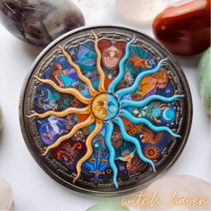 Witchhaven, Dominika Marx, Sternzeichen Glücksmünze, Eisenmünze mit Kompass, Sonne und Mond Symbolik, astrologischer Talisman, energetisch gereinigter Glücksbringer, spirituelle Münze Tibet Inspiration
