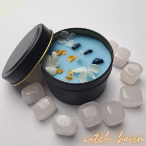 Witchhaven, Dominika Marx, Lapislazuli Rosmarin Kerze, handgegossene Sojawachs Kerze, Edelstein Ritualkerze, spirituelle Raumreinigung, Lapislazuli Chips, ätherisches Rosmarinöl Kerze