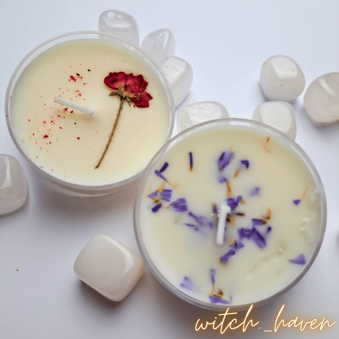 Witchhaven, Dominika Marx, 2er Set Ritualkerzen, Lavendelkerze mit Blüten, Rosenkerze handgefertigt, Sojawachs Kerzenset, spirituelle Entspannung, Herzöffnung Ritual, energetisch gereinigte Kerzen