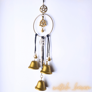 Witchhaven, Dominika Marx, handgefertigte Hexenglocken, Pentagramm Anhänger, Triquetta Symbol, antiker Schlüssel, Schutzglocken für die Tür, energetisch gereinigtes Wicca Ritualzubehör, spirituelle Hausreinigung