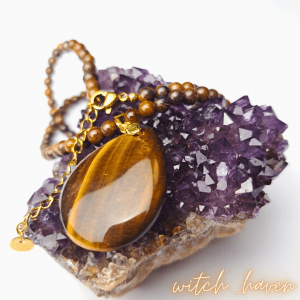 Witchhaven, Dominika Marx, Tigerauge Halskette, Tropfenanhänger Naturstein, handgefertigter Edelsteinschmuck, Tigerauge Perlen Kette, energetisch gereinigter Schutzstein, spiritueller Schmuck für Willenskraft