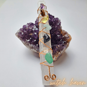 Witchhaven, Dominika Marx, Selenit Chakra Stab, handgefertigter Energiestab mit Kupferdraht, Edelsteinspäne Chakra, spirituelles Werkzeug für Meditation, energetisch gereinigter Selenit, Heilstein für Aura Reinigung
