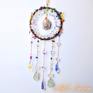 Witchhaven, Dominika Marx, Kristall Traumfänger Baum des Lebens, handgefertigter Wandschmuck mit Natursteinen, spirituelles Windspiel, Edelstein Baum des Lebens, energetisch gereinigter Traumfänger, Geschenk für Harmonie