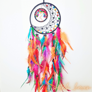 Witchhaven, Dominika Marx, Boho Traumfänger mit Lebensbaum, türkisfarbene Federn, handgefertigter spiritueller Wandschmuck, Schutzobjekt für Schlafzimmer, energetisch gereinigter Traumfänger, Naturstein Dekoration