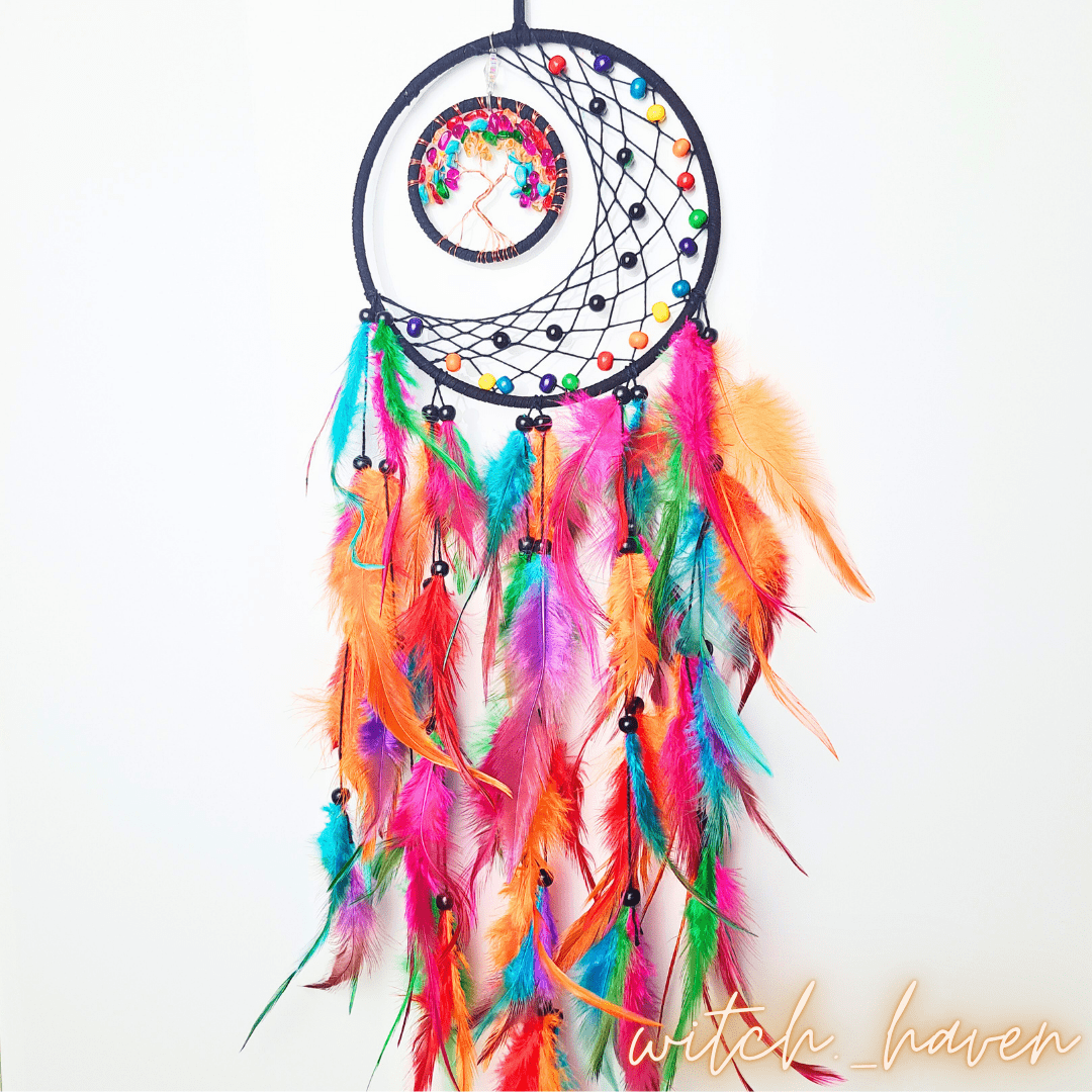 Witchhaven, Dominika Marx, Boho Traumfänger mit Lebensbaum, türkisfarbene Federn, handgefertigter spiritueller Wandschmuck, Schutzobjekt für Schlafzimmer, energetisch gereinigter Traumfänger, Naturstein Dekoration