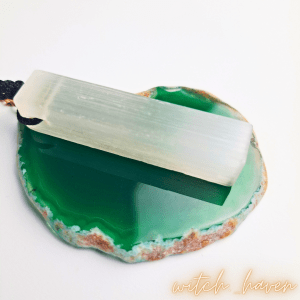 Witchhaven, Dominika Marx, Selenit Anhänger mit rohem Rand, handgefertigter Edelsteinschmuck, weißer Selenit Kristall, energetisch gereinigter Schutzstein, spirituelle Halskette für Klarheit, Naturstein Anhänger