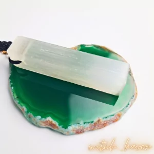 Witchhaven, Dominika Marx, Selenit Anhänger mit rohem Rand, handgefertigter Edelsteinschmuck, weißer Selenit Kristall, energetisch gereinigter Schutzstein, spirituelle Halskette für Klarheit, Naturstein Anhänger