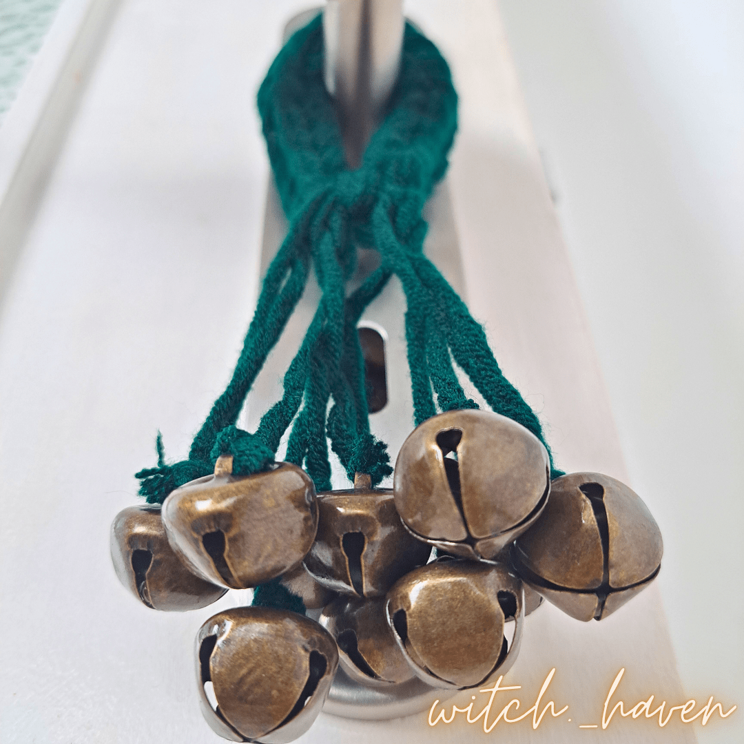 Witchhaven, Dominika Marx, grüne Hexenglocken, handgefertigtes Schutzamulett, Wicca Türglocken, energetisch gereinigte Hausdeko, magischer Türanhänger, Metallglocken für spirituellen Schutz