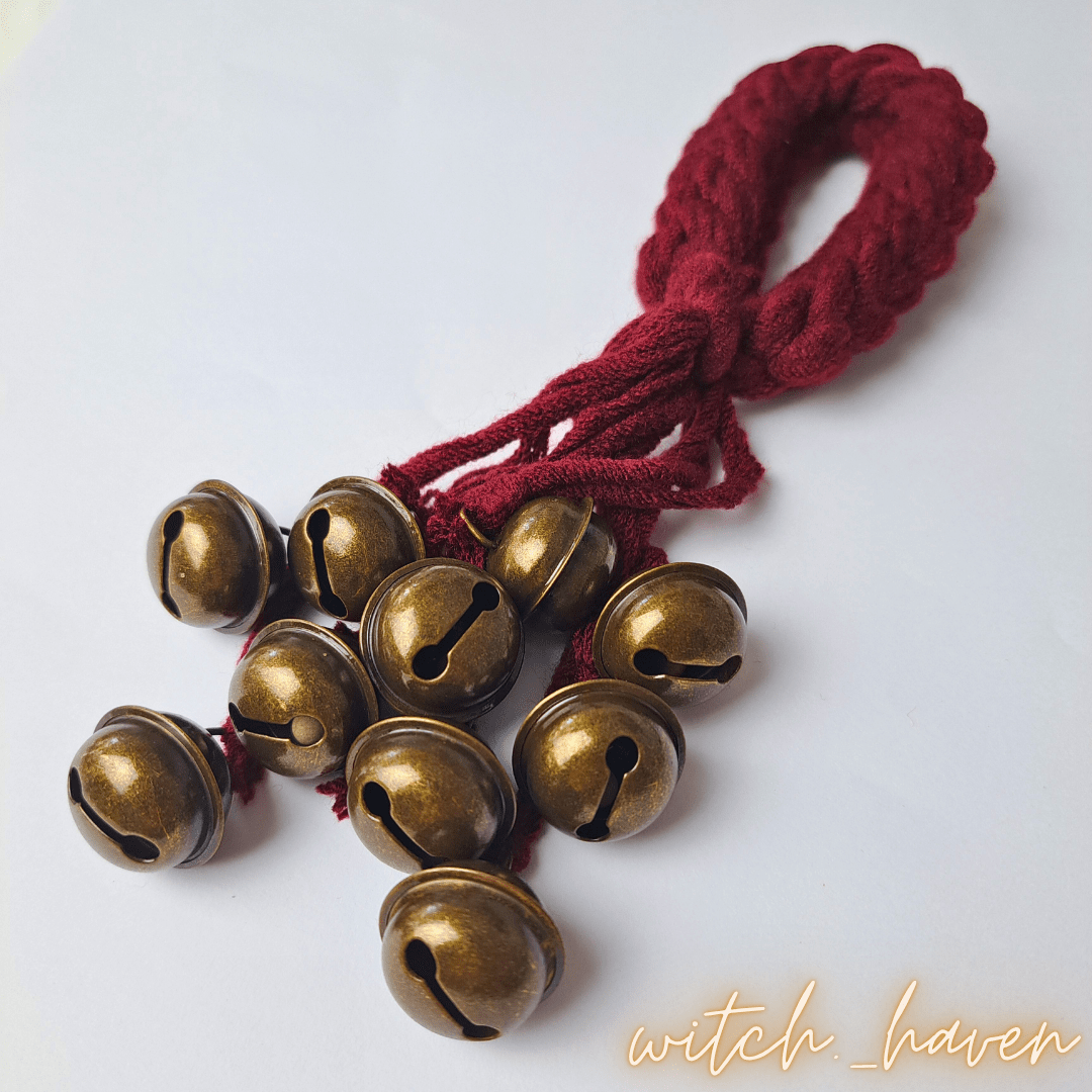 Witchhaven, Dominika Marx, Rote Hexenglocke, handgefertigtes Schutzamulett, magische Türglocke, energetisch gereinigte Hausdeko, roter Schutzstein Anhänger, spirituelles Werkzeug