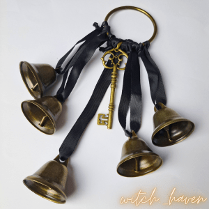 Witchhaven, Dominika Marx, Schwarze Hexenglocken aus Eisen, fünf Klangglocken an rotem Band, spiritueller Türschutz, energetisch gereinigte Eisenglocken, Schutzsymbol für das Zuhause, magische Dekoration
