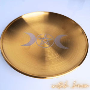 Witchhaven, Dominika Marx, Goldener Altarteller mit Gravur der Dreifachen Göttin, Zeremonienplatte aus Edelstahl, spiritueller Kerzenuntersetzer, energetisch gereinigter Altarschmuck, magisches Ritualzubehör, Mondgöttin Symbol