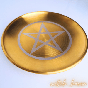 Witchhaven, Dominika Marx, Goldener Altarteller mit Pentagramm Gravur, Zeremonienplatte aus vergoldetem Edelstahl, spiritueller Kerzenuntersetzer, energetisch gereinigter Altarschmuck, Pentagramm Schutzsymbol, magisches Werkzeug