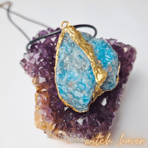 Witchhaven, Dominika Marx, Blauer Apatit Kristall-Anhänger an Halskette, natürlicher blauer Edelstein, spiritueller Schmuck für Klarheit, energetisch gereinigter Heilstein, Apatit Unikat Anhänger