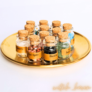 Witchhaven, Dominika Marx, 12 magische Kristallfläschchen Set, kleine Glasflaschen mit Edelstein Chips, Amethyst, Rosenquarz und Bergkristall, energetisch gereinigter Ritualbedarf, spirituelle Dekoration, DIY Magie Zubehör