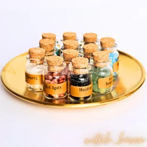 Witchhaven, Dominika Marx, 12 magische Kristallfläschchen Set, kleine Glasflaschen mit Edelstein Chips, Amethyst, Rosenquarz und Bergkristall, energetisch gereinigter Ritualbedarf, spirituelle Dekoration, DIY Magie Zubehör