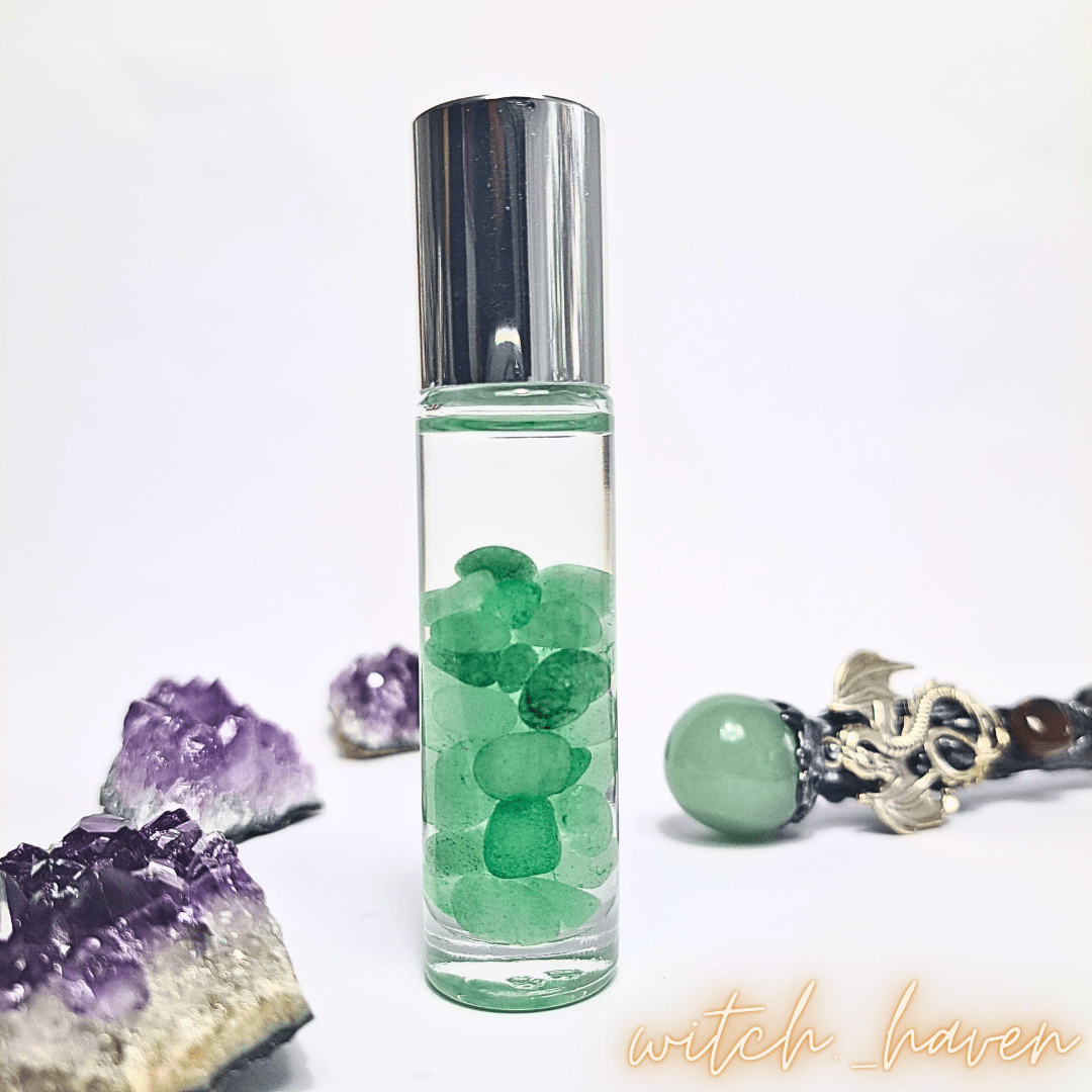 Witchhaven, Dominika Marx, Lavendelöl Roller mit Aventurin Seelenhauch, Glasflasche mit Roll-on Kugel, grüne Edelstein Chips, ätherisches Lavendelöl, spirituelle Entspannungshilfe, energetisch gereinigtes Aromaöl
