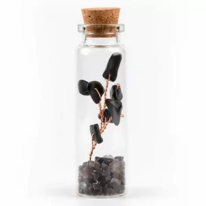 Witchhaven, Dominika Marx, Wunschflasche mit Obsidian und Kupferdrahtbaum, handgefertigte Kristallflasche mit schwarzen Edelsteinen, spirituelles Geschenk für Schutz und Erdung, energetisch gereinigter Obsidian, magische Wunschflasche