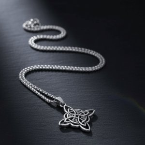 Witchhaven, Dominika Marx, Hexenknoten Halskette aus silberfarbenem Edelstahl, keltisches Schutzamulett mit Panzerkette, spiritueller Schmuck für Schutz und Erdung, energetisch gereinigtes Hexenquadrat Anhänger