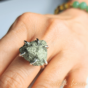 Witchhaven, Dominika Marx, Pyrit Ring, Rohstein Edelsteinring, goldener Pyrit Kristall, spiritueller Schutzschmuck, energetisch gereinigter Heilstein, verstellbarer Ring nickelfrei