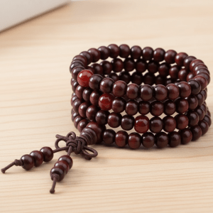 Witchhaven, Dominika Marx, Mala Meditationskette 108 Perlen aus rotem Sandelholz, handgefertigte spirituelle Gebetskette, roter Holzschmuck für Transformation und Mut, energetisch gereinigte Mala Kette